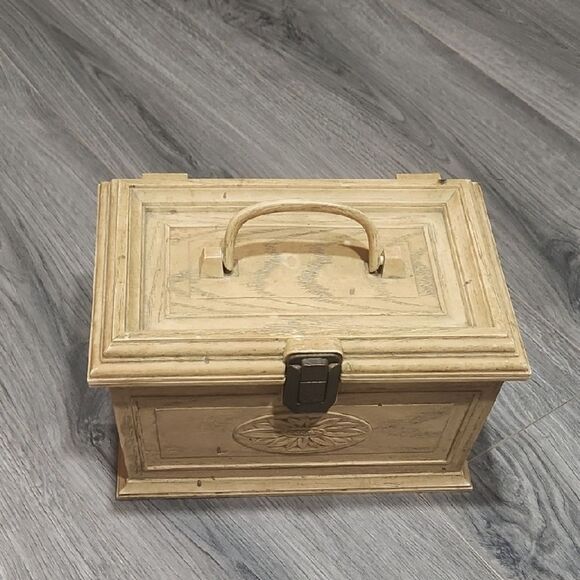 Vintage Learner Sewing Box - Picture 1 of 8